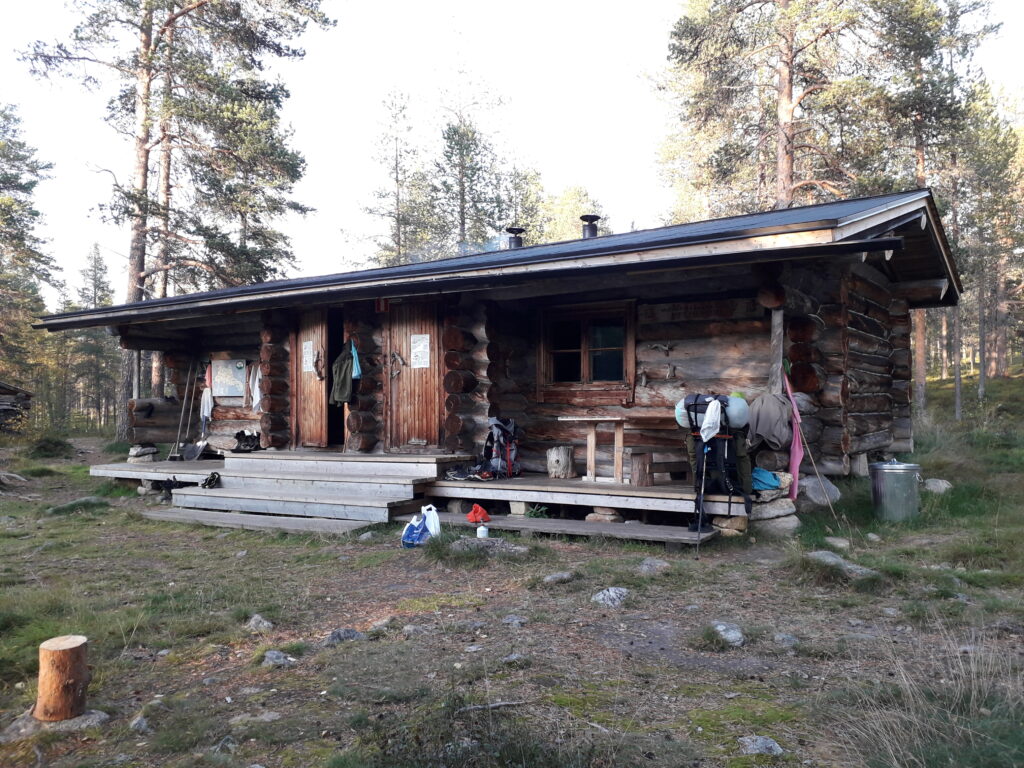 Muorravaarakan kelopuista rakennettu autiotupa mäntymetsässä