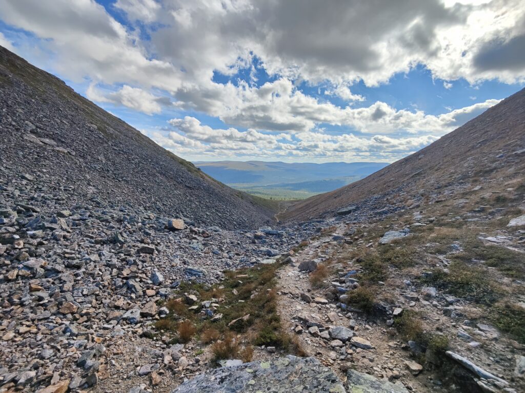 Erittäin rakkainen Pirunportti kurun pohjalta kuvattuna.