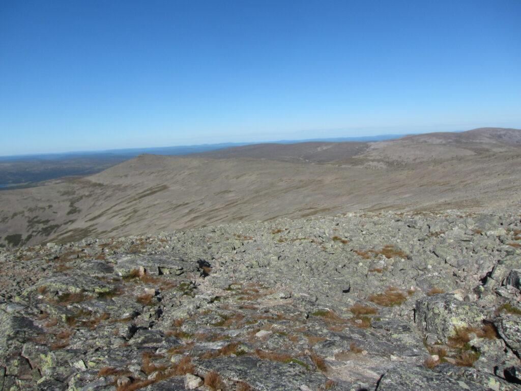 Näkymä Sokostin huipulta viereiselle, erittäin rakkaiselle tunturille.