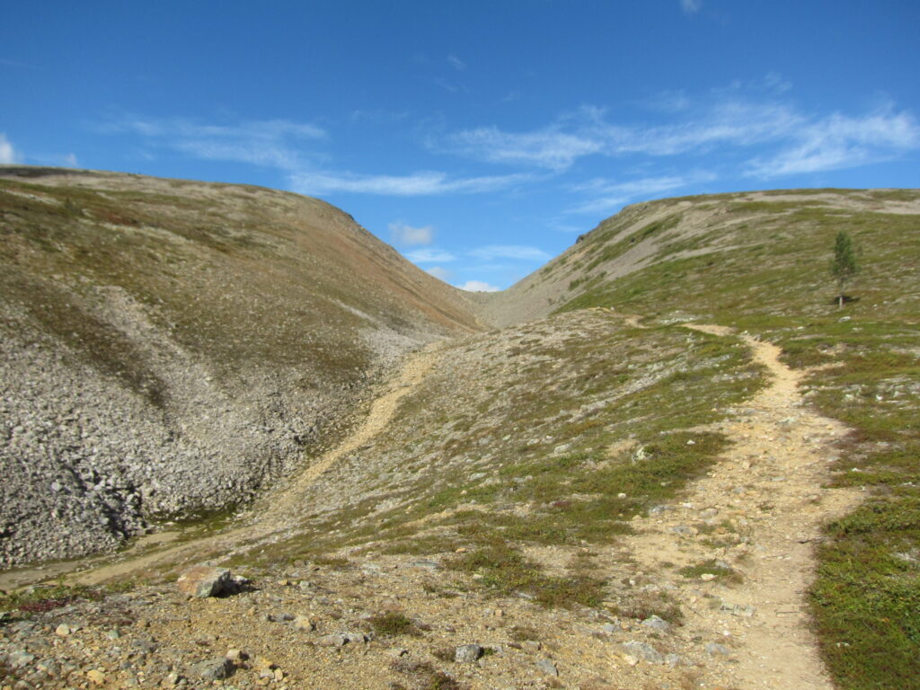 Pirunportti, joka näkyy kivisenä ja terävänä lovena kahden tunturin välissä