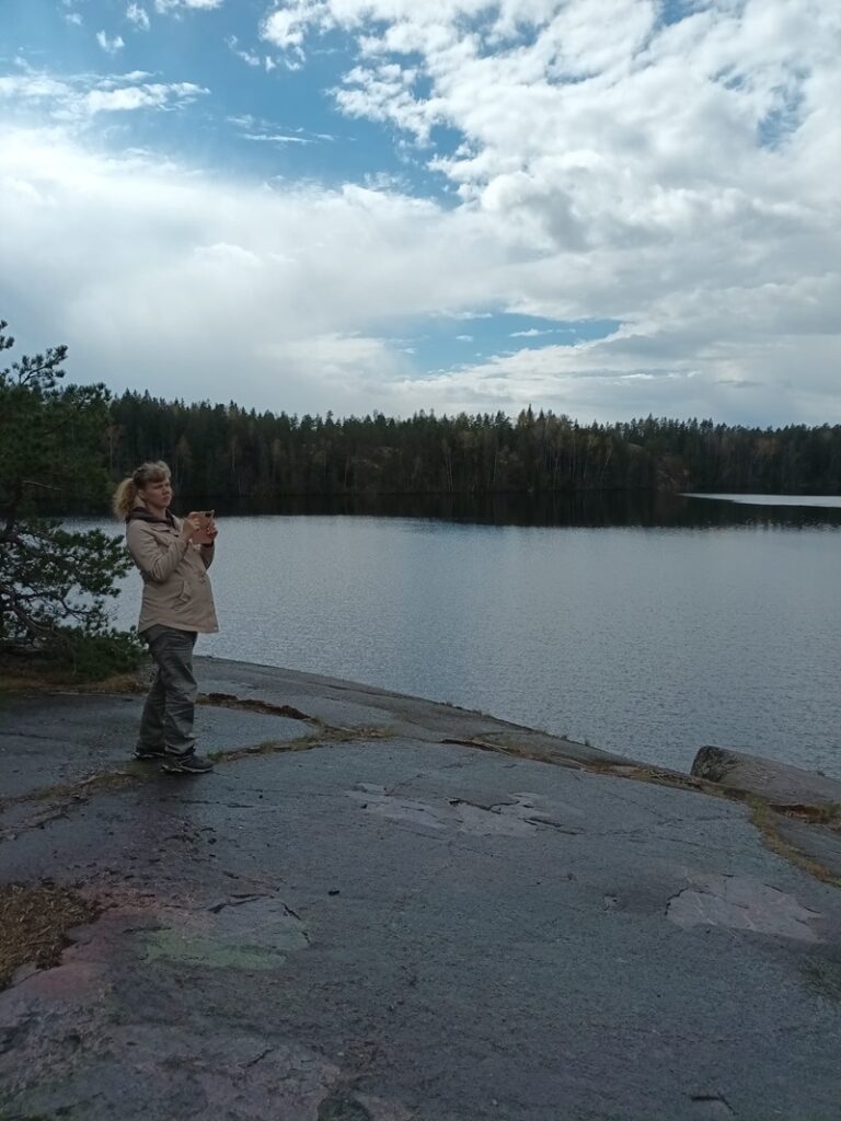 Järvenrannan sileät ja loivat rantakalliot